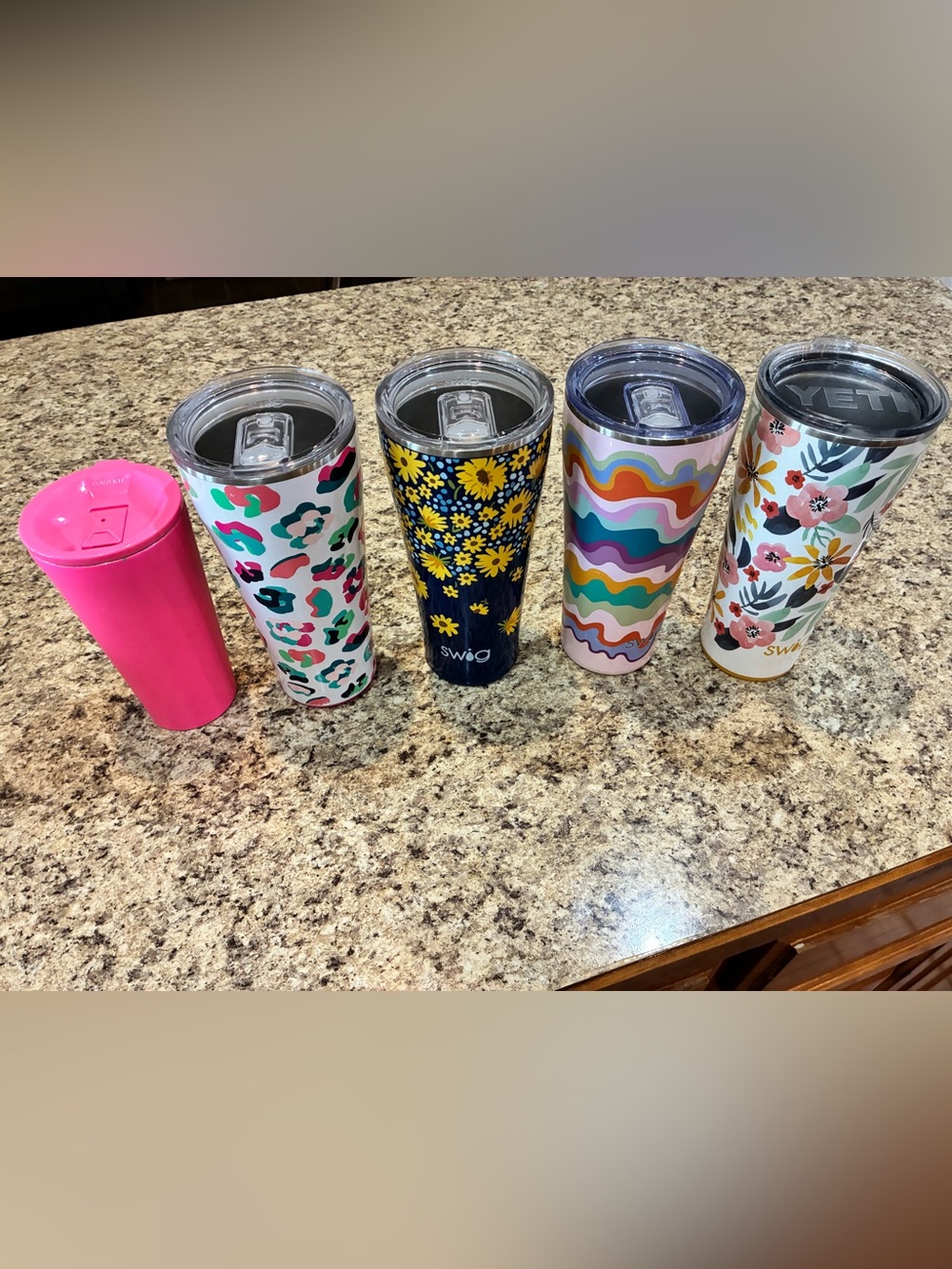Lot of 4 32 oz Swig cups and 1 16 oz Corkcicle cup